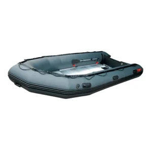 Vista diagonal de la embarcación neumática Cobra 500 con grandes flotadores de 60cm de diámetro y proa reforzada para 10 personas.