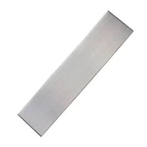 Detalle del acabado del banco de aluminio marino de alta calidad, resistente a la corrosión y al agua salada para embarcaciones.