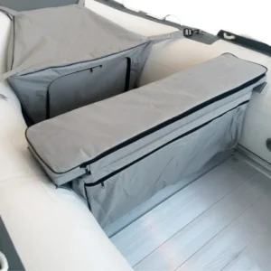 Bolsa asiento para embarcación neumática color gris instalada con compartimento estanco.