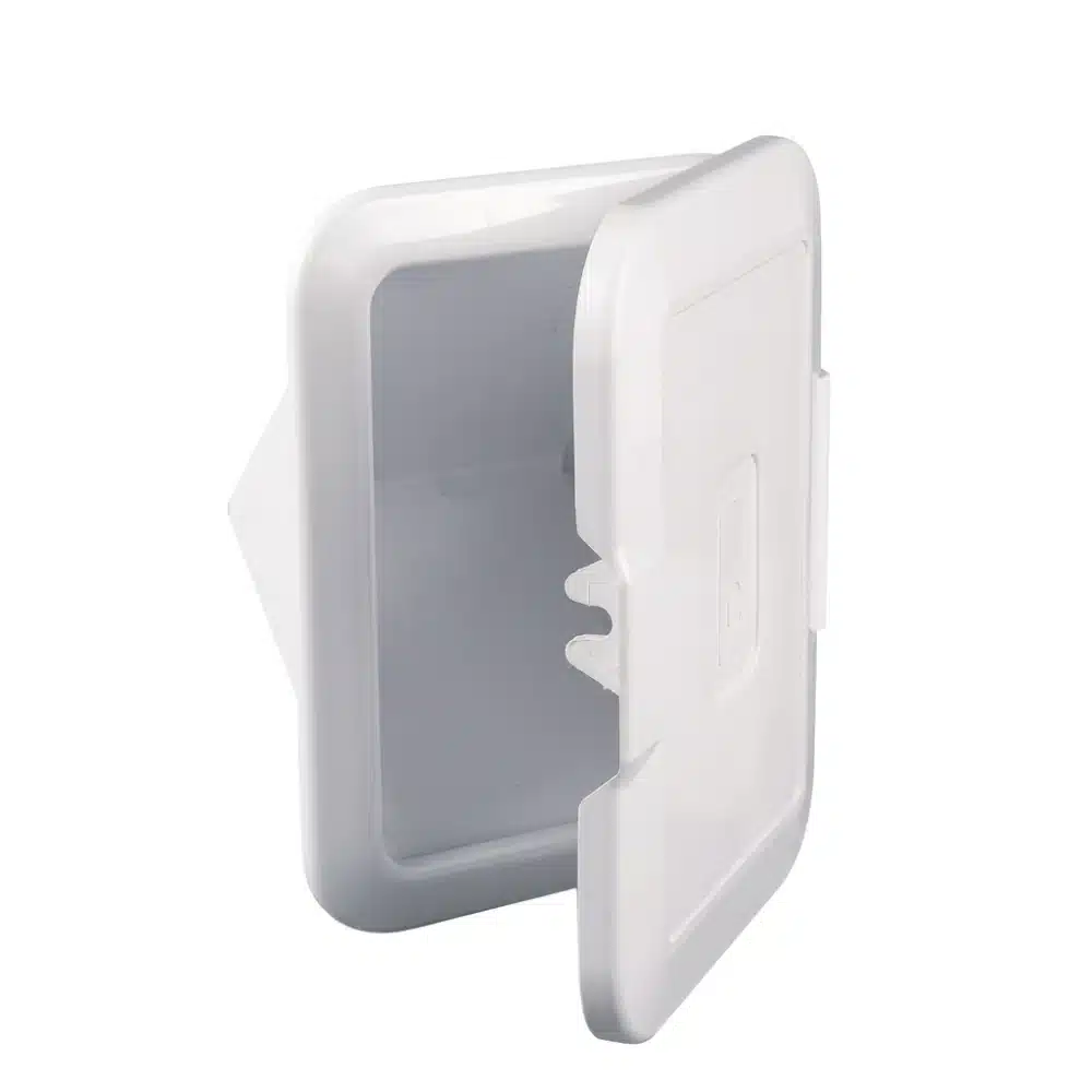 Caja empotrable náutica con tapa color blanco para protección de depósitos.