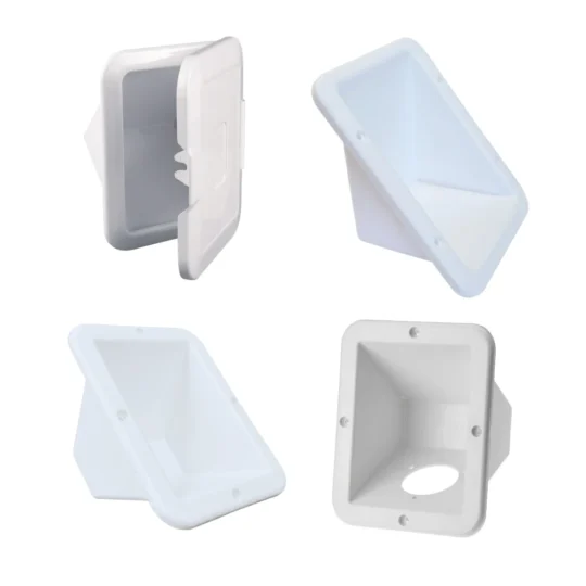 Conjunto de cajas empotrables blancas para reabastecimiento en barcos y lanchas.