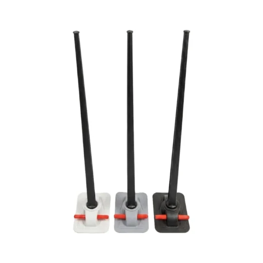 Mástil para bandera de barco semirrígido con base de goma resistente.