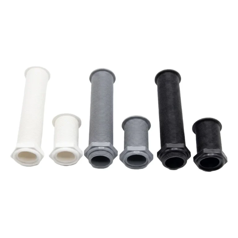 Diferentes modelos de pasacascos roscado para barcos, presentados en blanco, gris y negro, con longitudes de 62mm y 155mm.