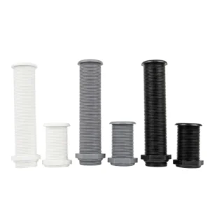 Varias unidades de pasacascos roscado en colores blanco, gris y negro, disponibles en medidas de 62mm y 155mm, resistentes a rayos UV y ambiente marino.