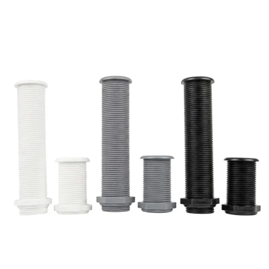 Varias unidades de pasacascos roscado en colores blanco, gris y negro, disponibles en medidas de 62mm y 155mm, resistentes a rayos UV y ambiente marino.