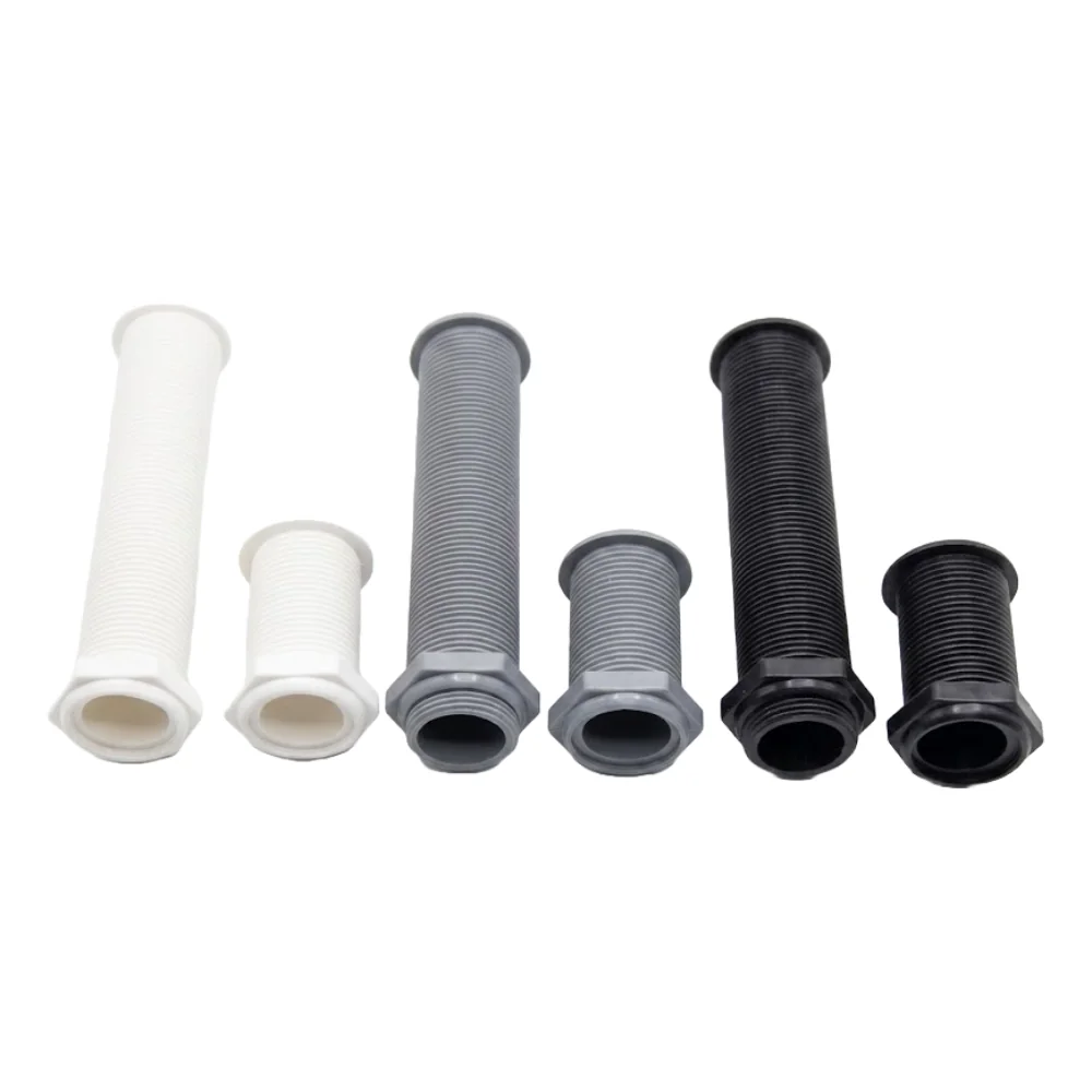 Diferentes modelos de pasacascos roscado para barcos, presentados en blanco, gris y negro, con longitudes de 62mm y 155mm.