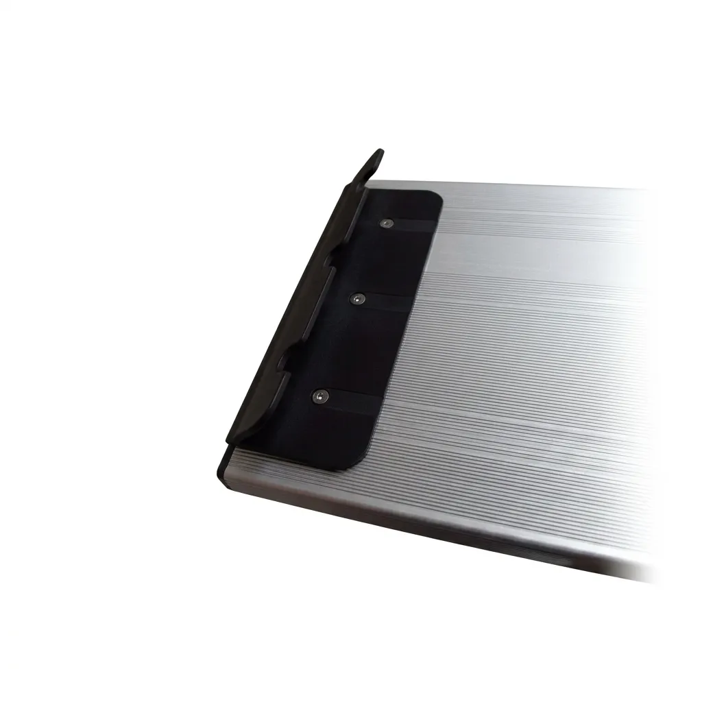 Detalle del sistema de sujeción atornillado del asiento de aluminio, diseñado para encajar en los puntos de apoyo de embarcaciones neumáticas.