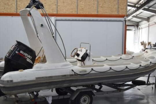 Flotador de embarcación semirrígida preparado para su reparación y pegado al casco