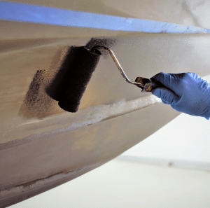 Aplicación de pintura antifouling en el casco de una embarcación.