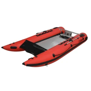 Vista frontal del Catamarán neumático Cobra 3.80m con proa de fibra robusta y flotadores cónicos de PVC de alta resistencia.