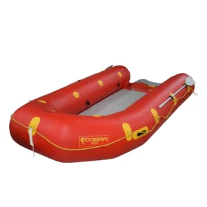 Vista frontal de la Cobra 350 con proa levantada diseñada para rescate en inundaciones y navegación segura en aguas bravas.