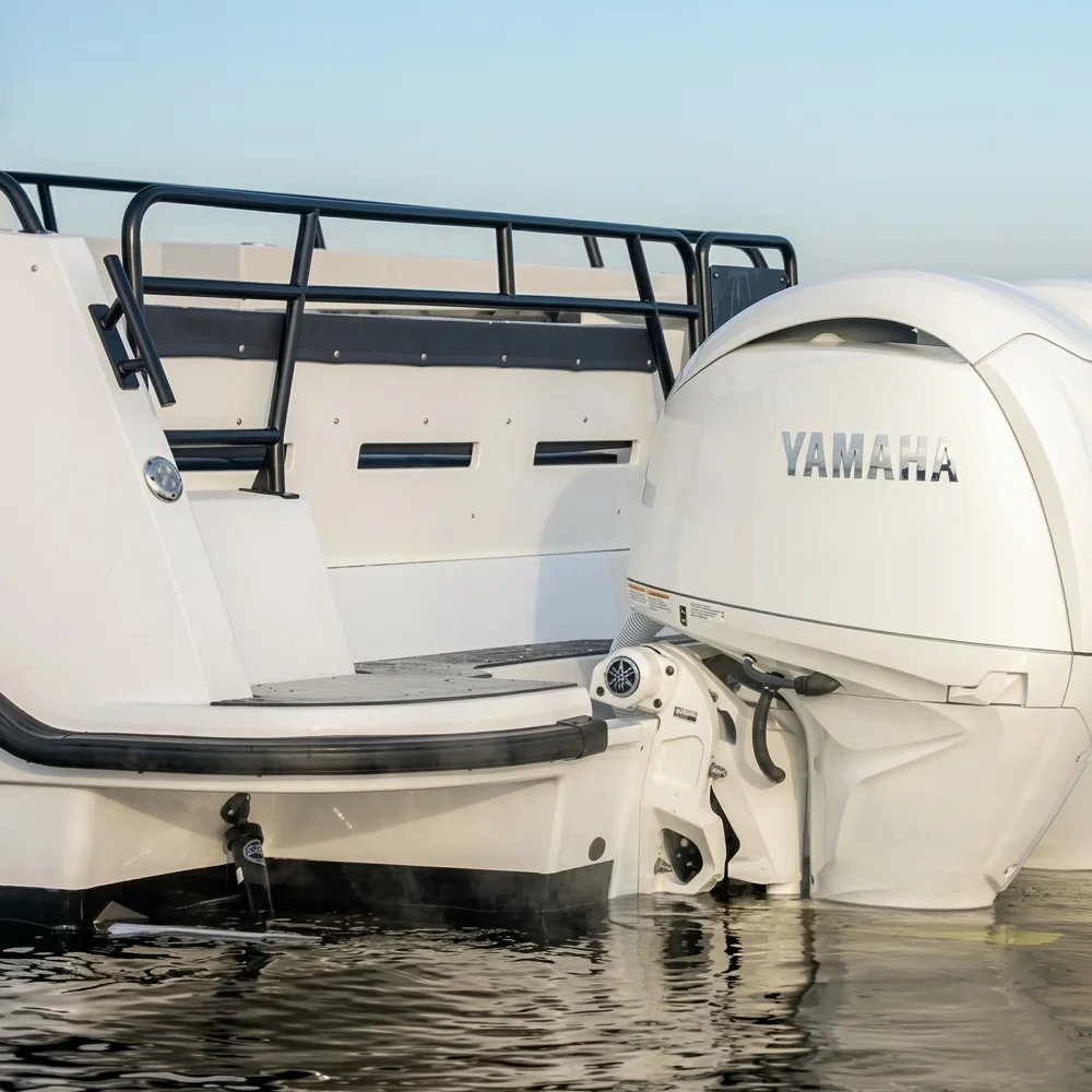 Motor fueraborda Yamaha 200HP instalado en el espejo de popa de una embarcación, compatible con control inteligente Helm Master EX.