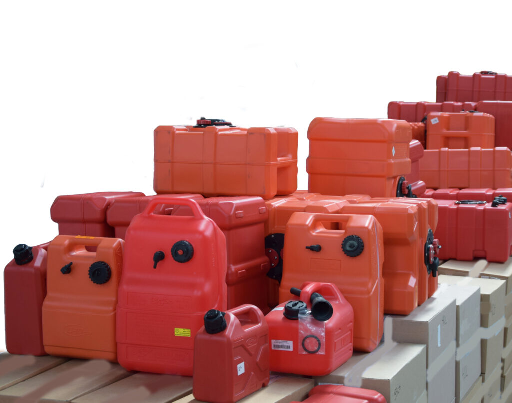Depósitos de combustible fijos y móviles para barcos, yates y semirrígidas. Resistentes, seguros y homologados para uso náutico y transporte eficiente.