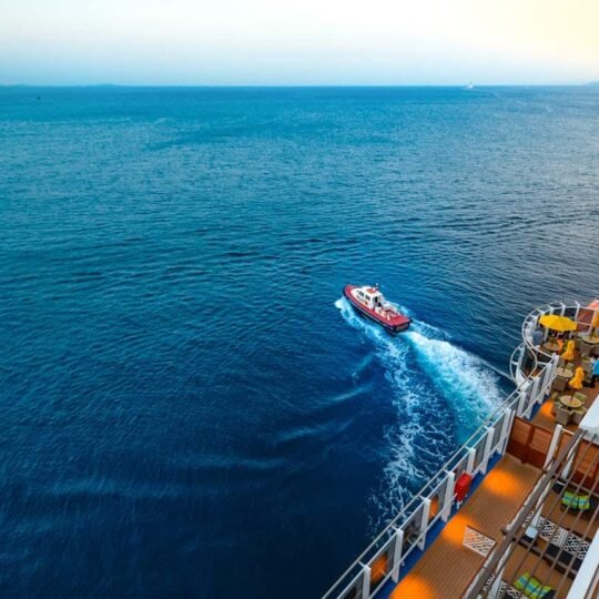 Embarcación de recreo navegando por la costa, representando cuánto vale un barco según su tipo, equipamientos y prestaciones.