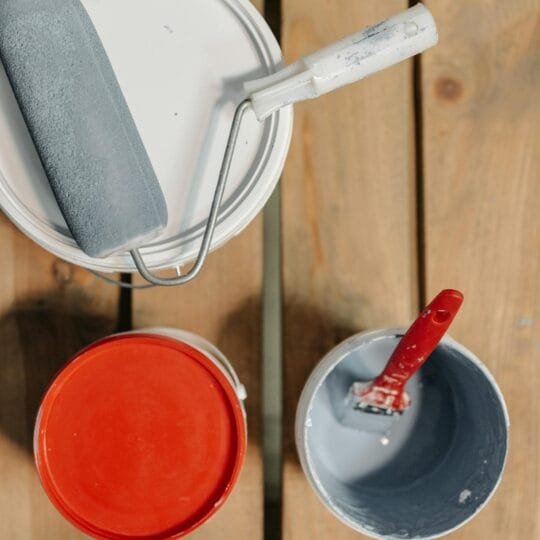 Pinturas e herramientas para aplicar pintura para remolque náutico.