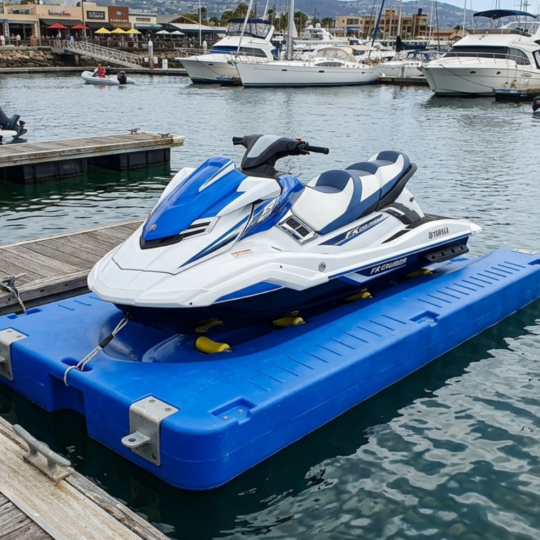 Plataforma flotante para motos de agua o neumáticas, zodiac y otras embarcaciones de pequeña eslora.