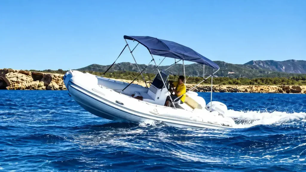 Toldo Bimini para barcos en embarcación neumática navegando por el mar